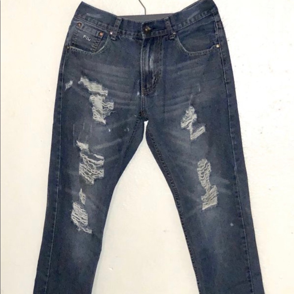 DISTRESSED JEANS